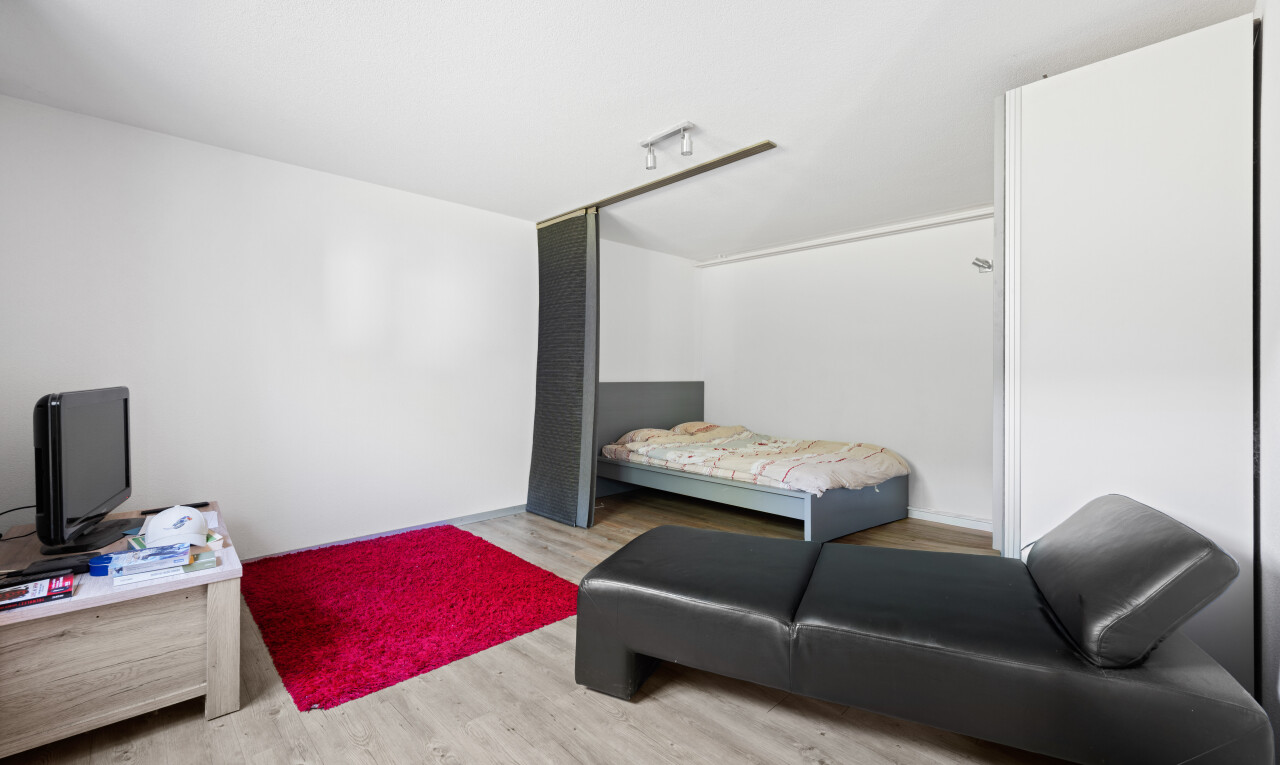 chambre avec wood finish floor, sol en finition bois, inside property, drywall, et cloison sèche