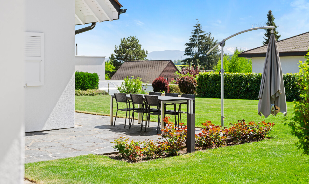 jardin avec pelouse, day time, terrasse, coin repas extérieur, et from property