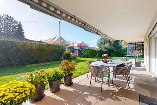 terrasse avec clôture, pelouse, et patio