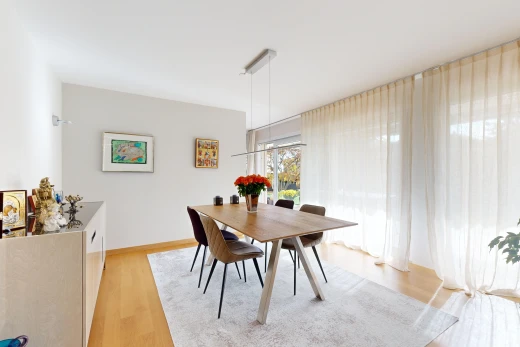 salle à manger avec plancher de bois et lumière naturelle