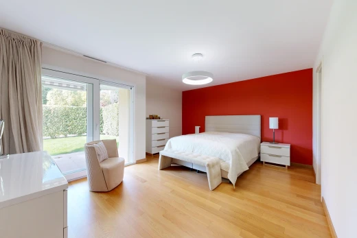 chambre avec plancher de bois, lumière naturelle, et accès à l'extérieur