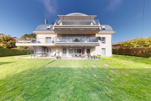 façade avec clôture, pelouse, balcon, et patio