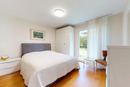 chambre avec lumière naturelle et plancher de bois
