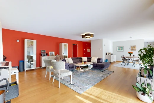 salon / salle à manger avec plancher de bois