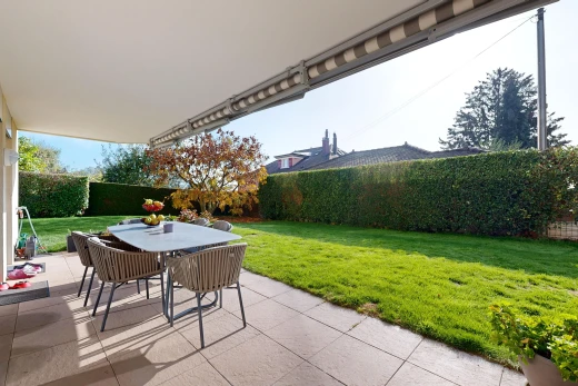 espace extérieur avec clôture, patio, et pelouse