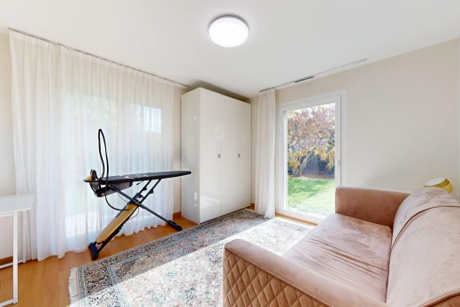 salon avec lumière naturelle et plancher de bois