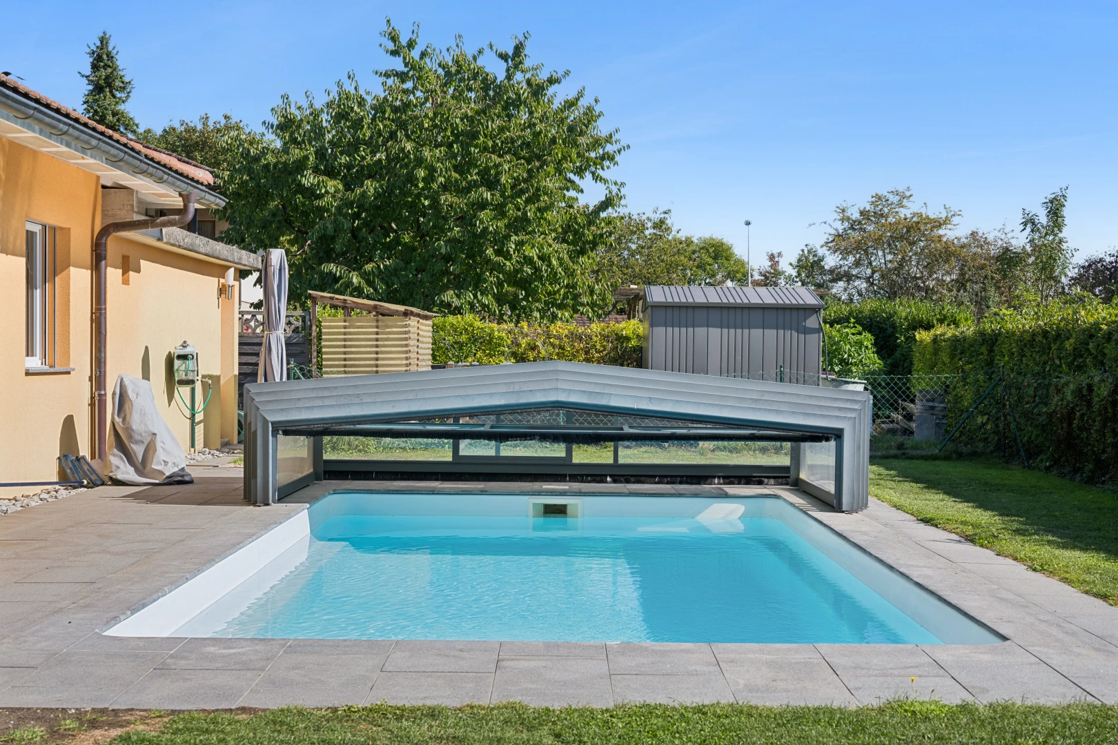 schwimmbad mit schwimmbad, from property, zaun, day time, und außenansicht