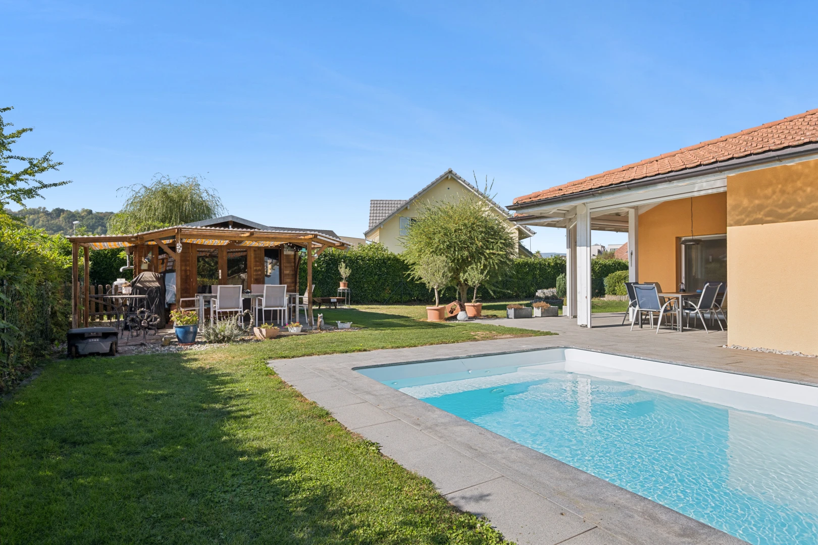 schwimmbad mit terrasse, essbereich im freien, rasen, schwimmbad, und from property