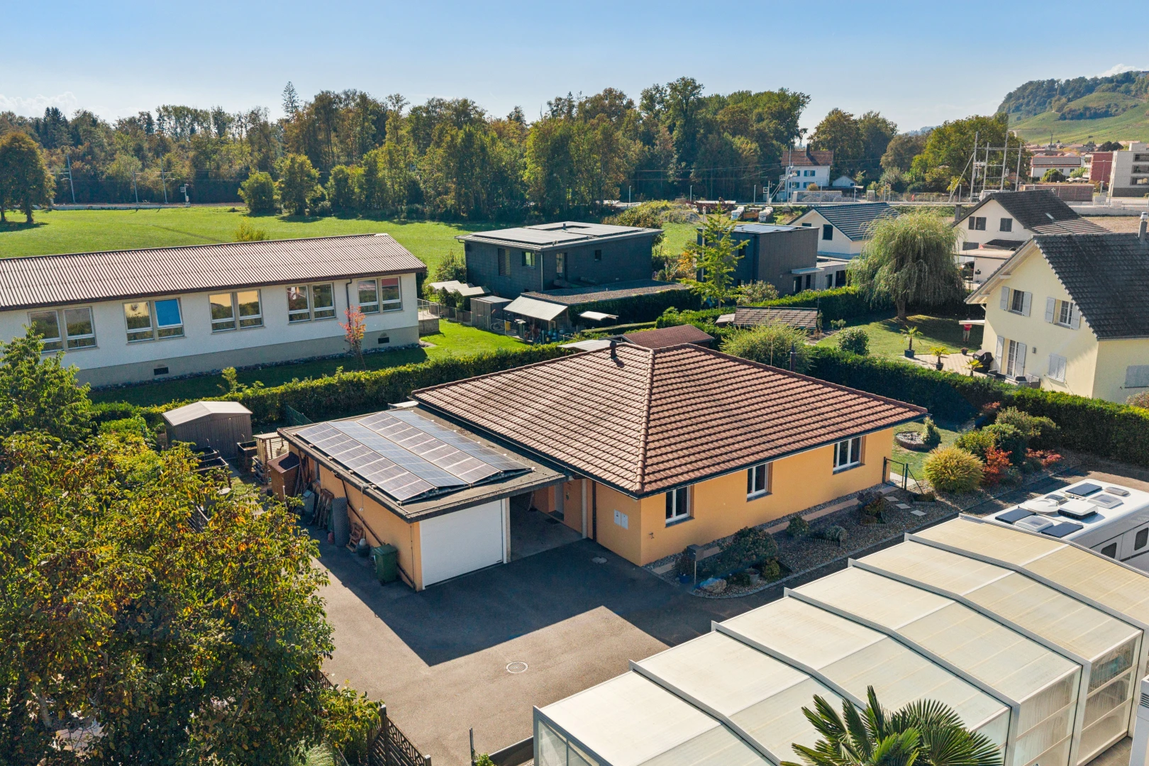 außenansicht mit außenansicht, drone view, auffahrt, garage angeschlossen, und day time