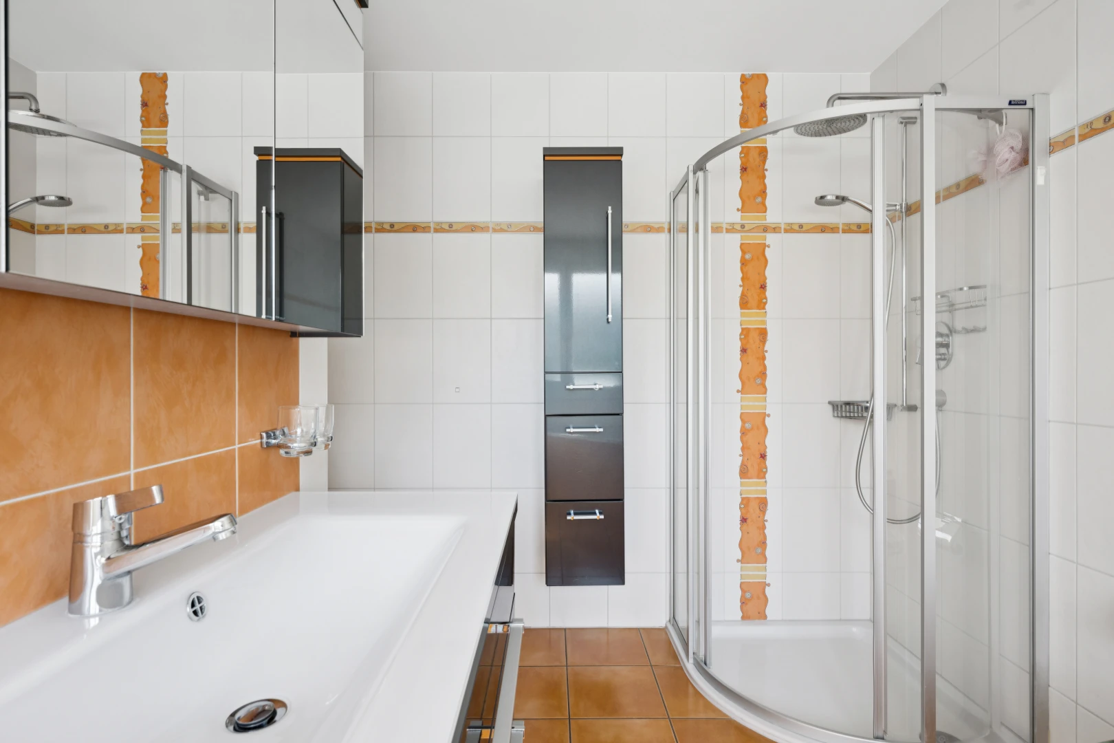 bad mit waschbecken, spiegel, dusche, komplettes badezimmer, und tile wall