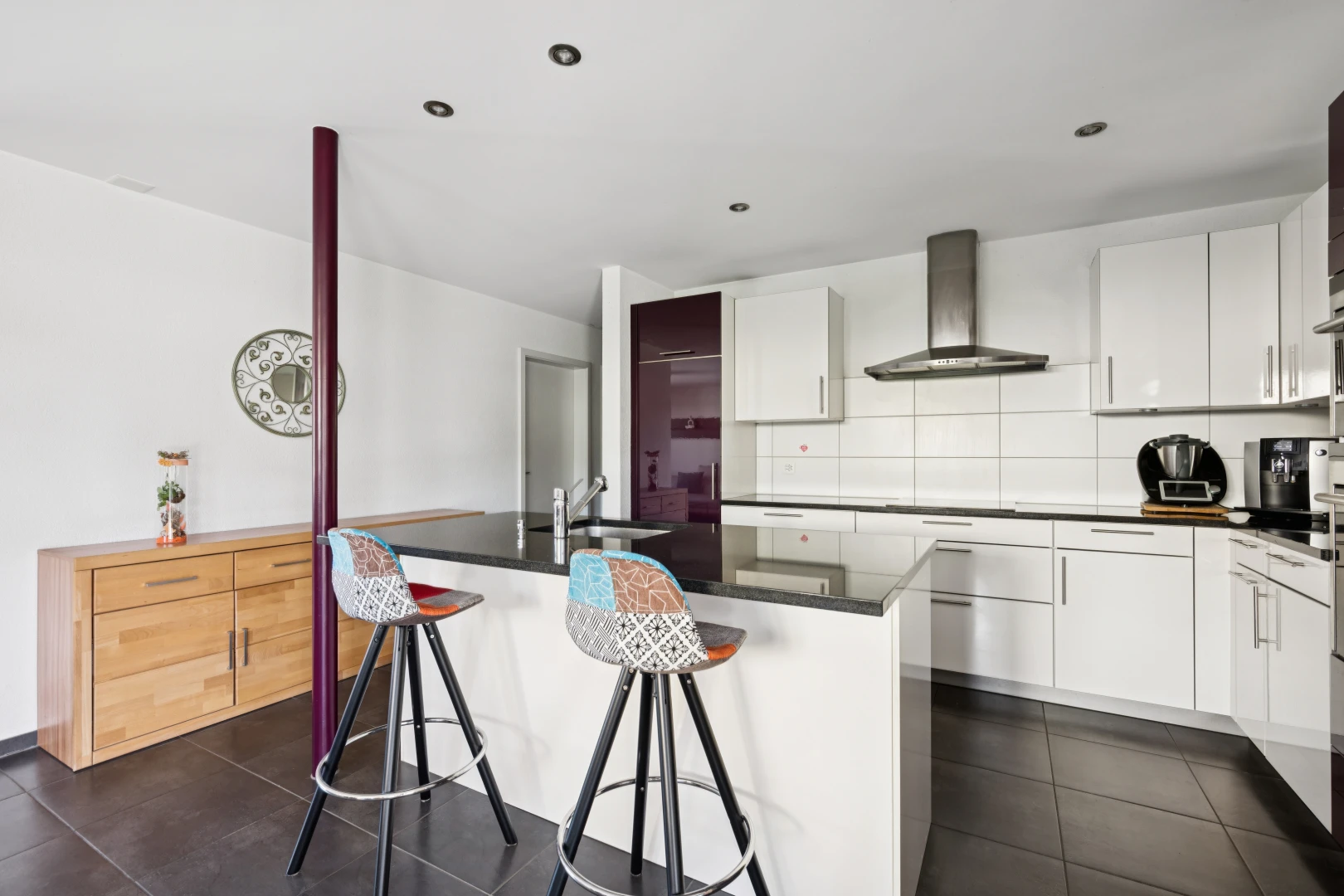 küche mit dark floor, dark countertops, dunstabzugshaube, schränke mit flachen paneelen, und flat panel cabinets