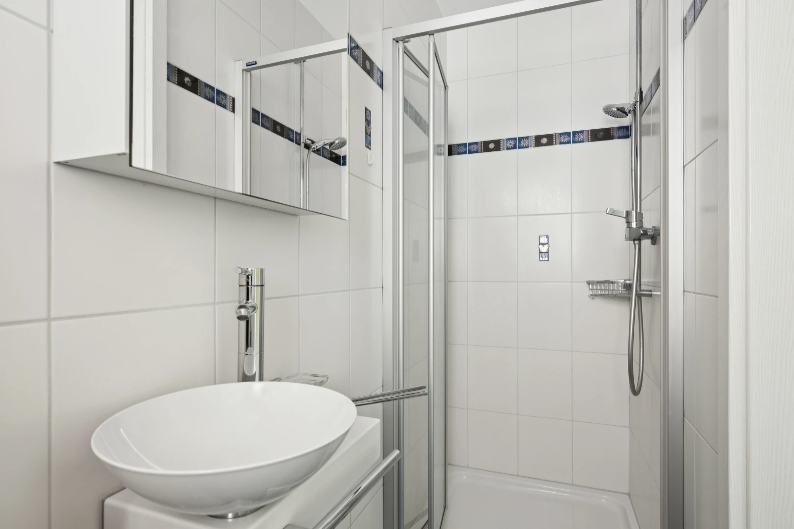 bad mit dusche, waschbecken, spiegel, komplettes badezimmer, und inside property