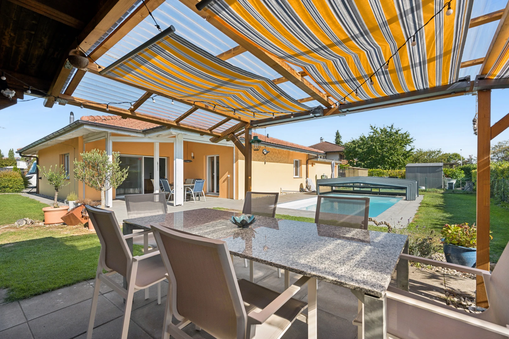 terrasse mit rasen, terrasse, schwimmbad, from property, und day time