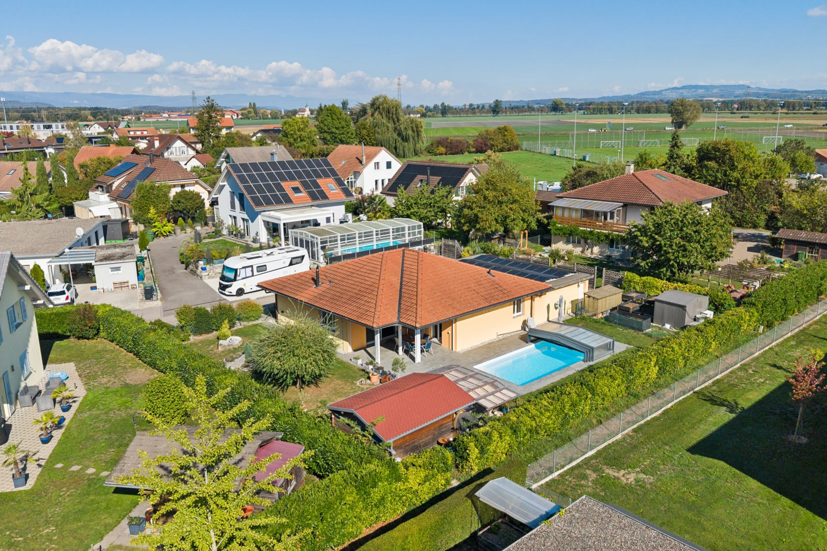 außenansicht mit terrasse, neighborhood view, residential view, wohngebietblick, und day time