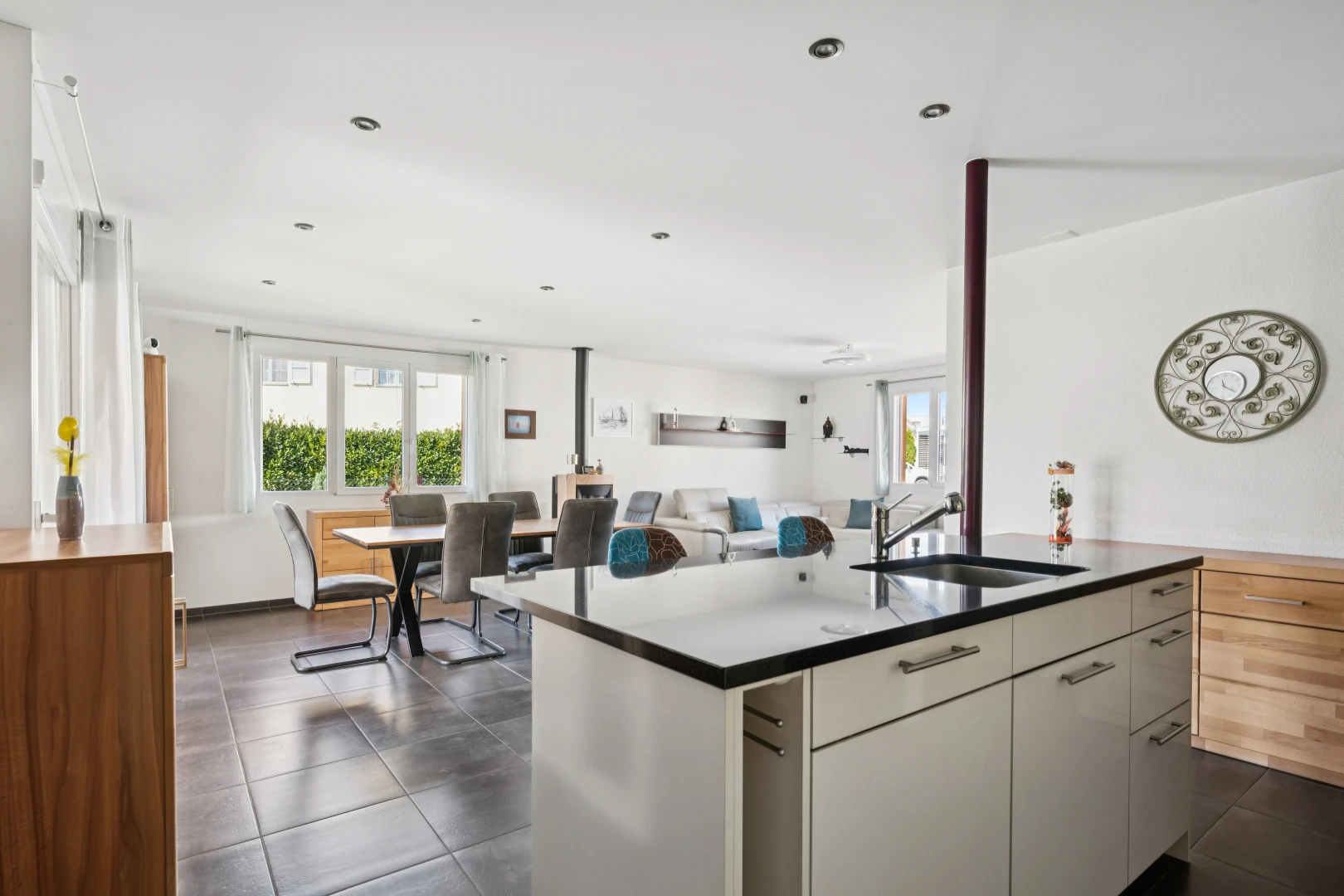küche mit dark floor, kitchen island sink, drywall, gipskartonwand, und waschbecken