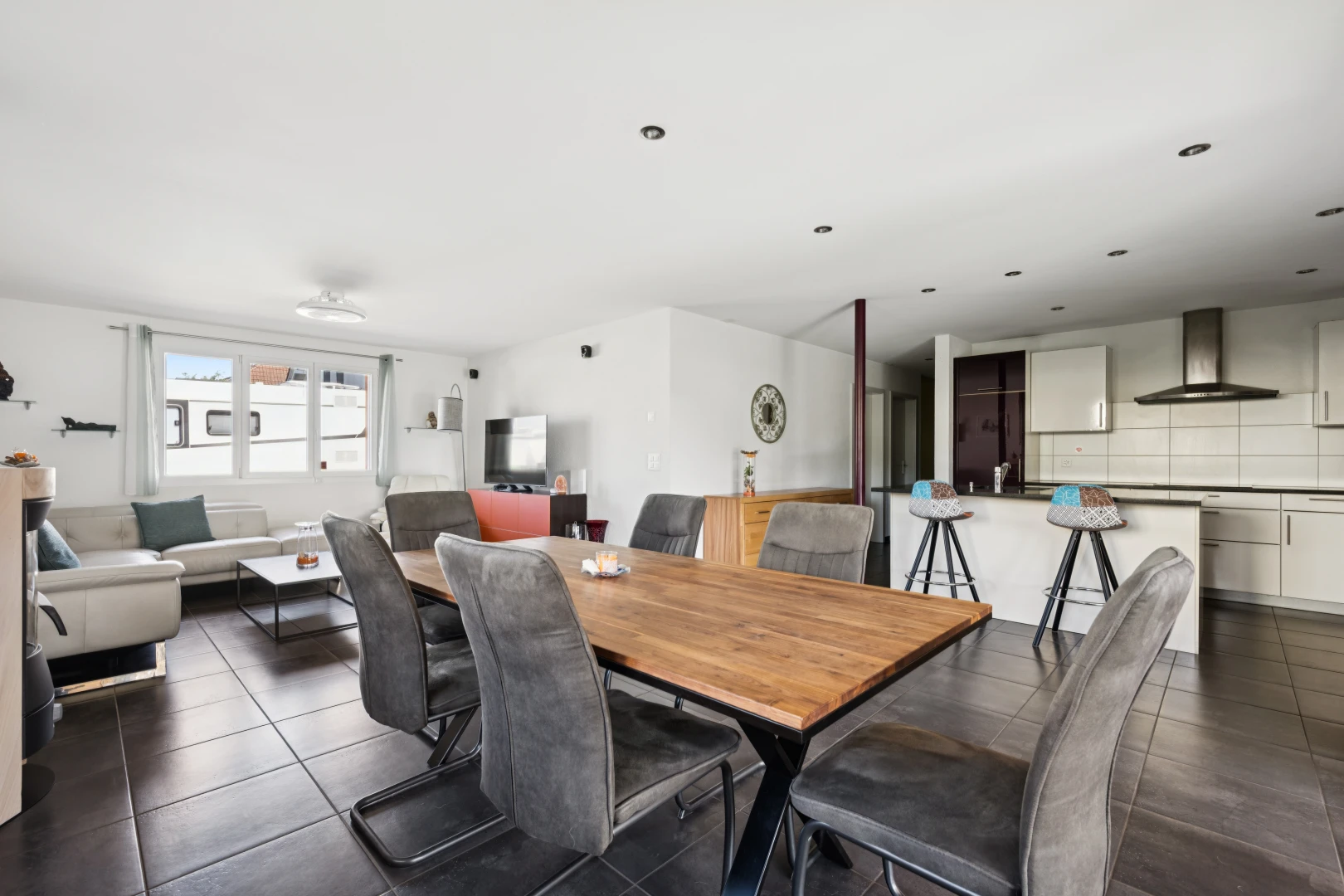 wohn- / esszimmer mit dark floor, drywall, gipskartonwand, einbauleuchten, und fernseher