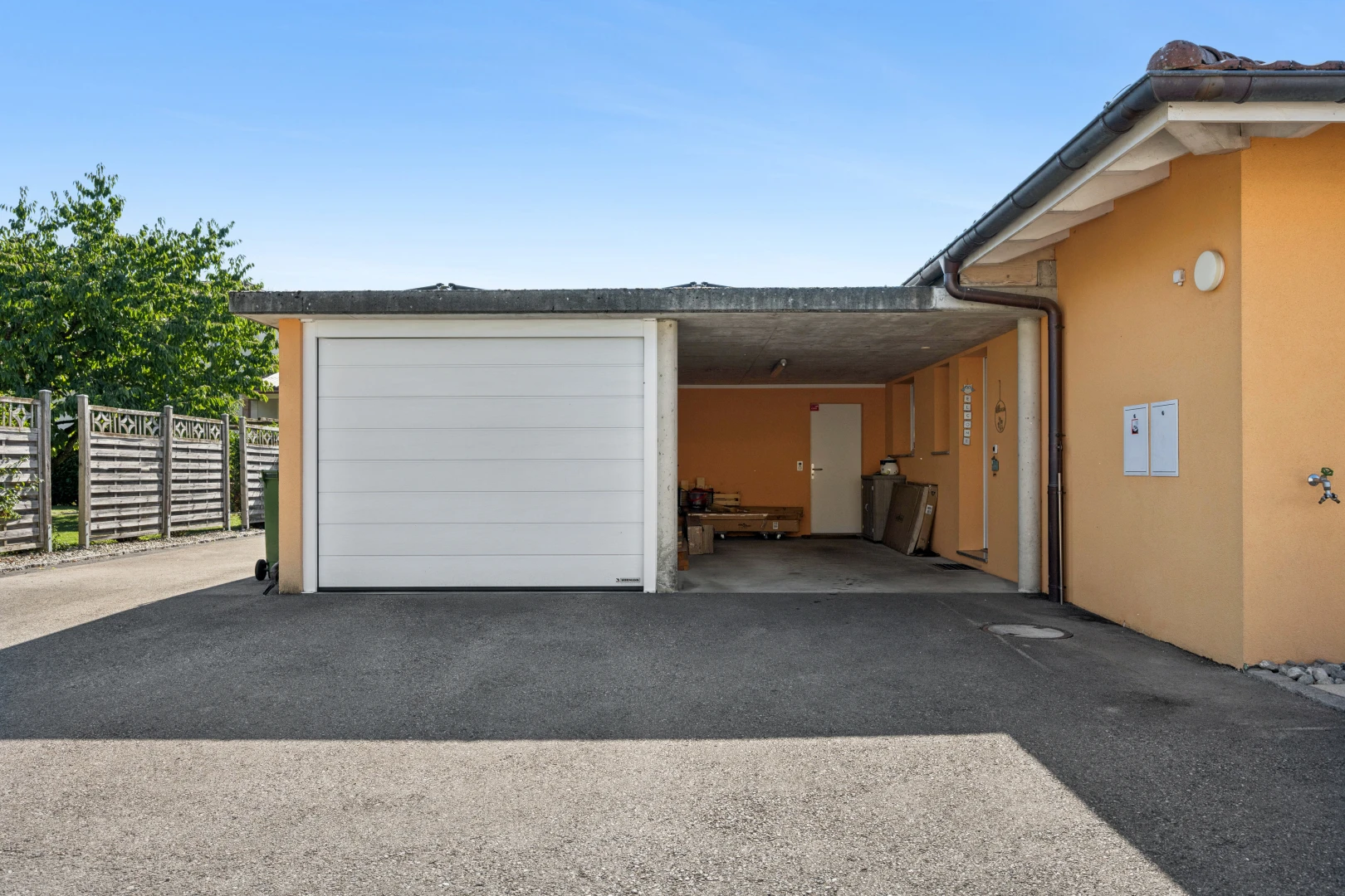 terrasse mit auffahrt, zaun, und day time