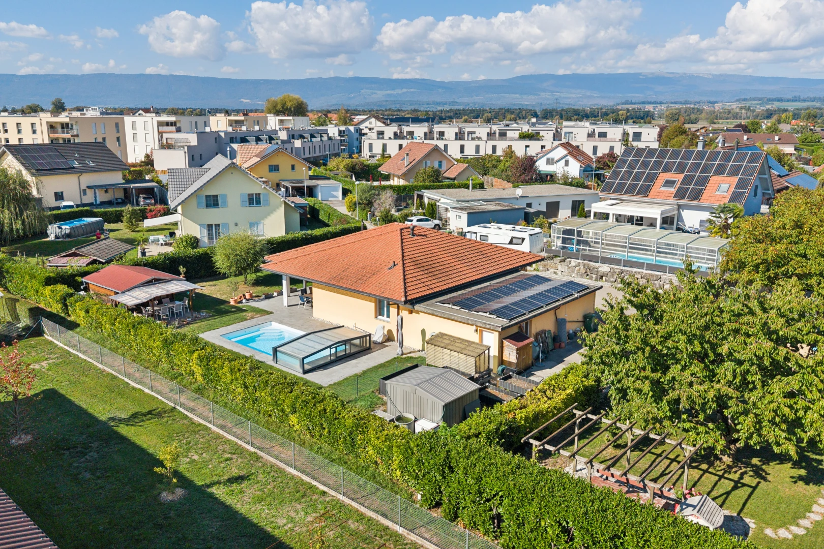 außenansicht mit terrasse, residential view, wohngebietblick, neighborhood view, und day time