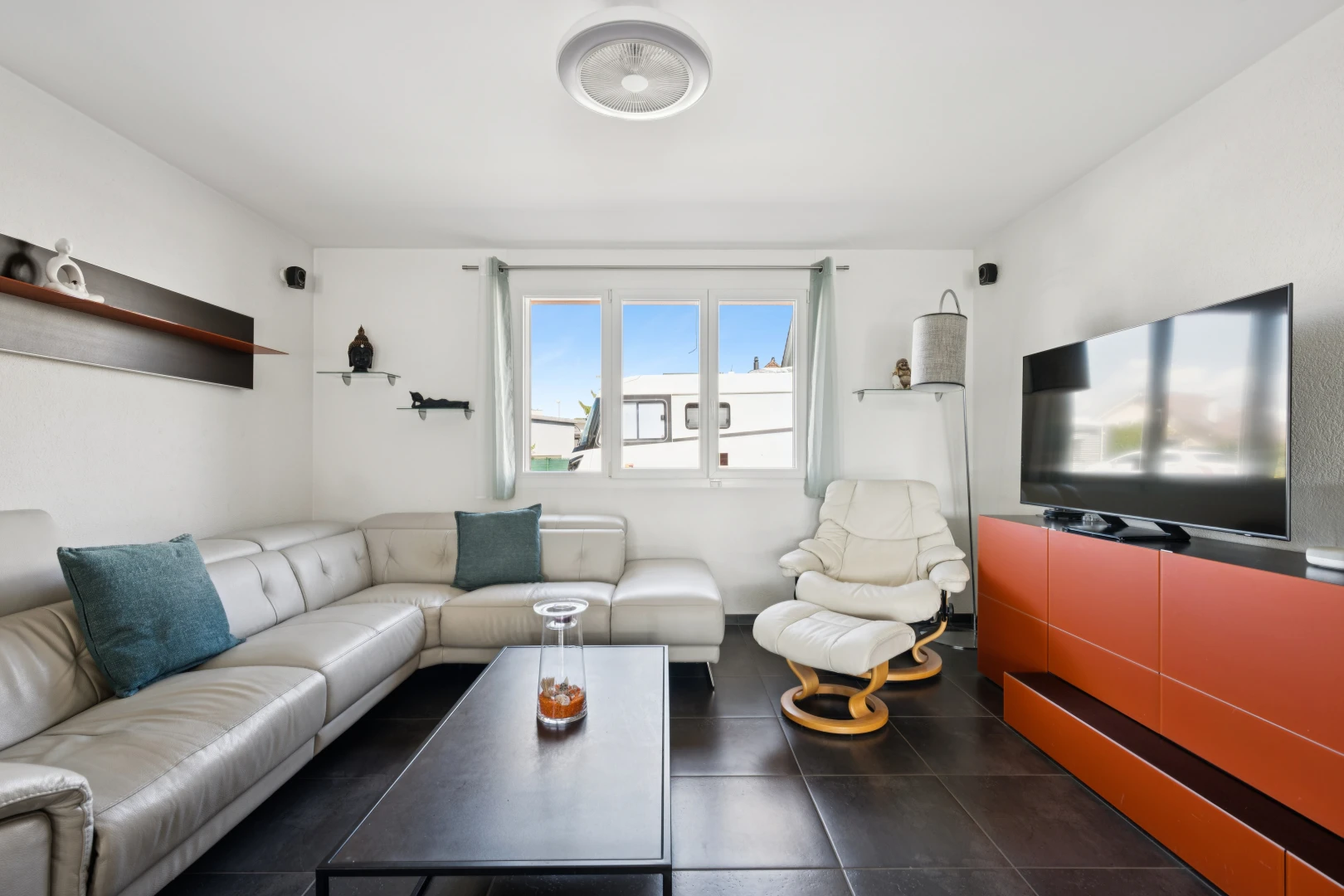 wohnzimmer mit fernseher, drywall, gipskartonwand, und dark floor
