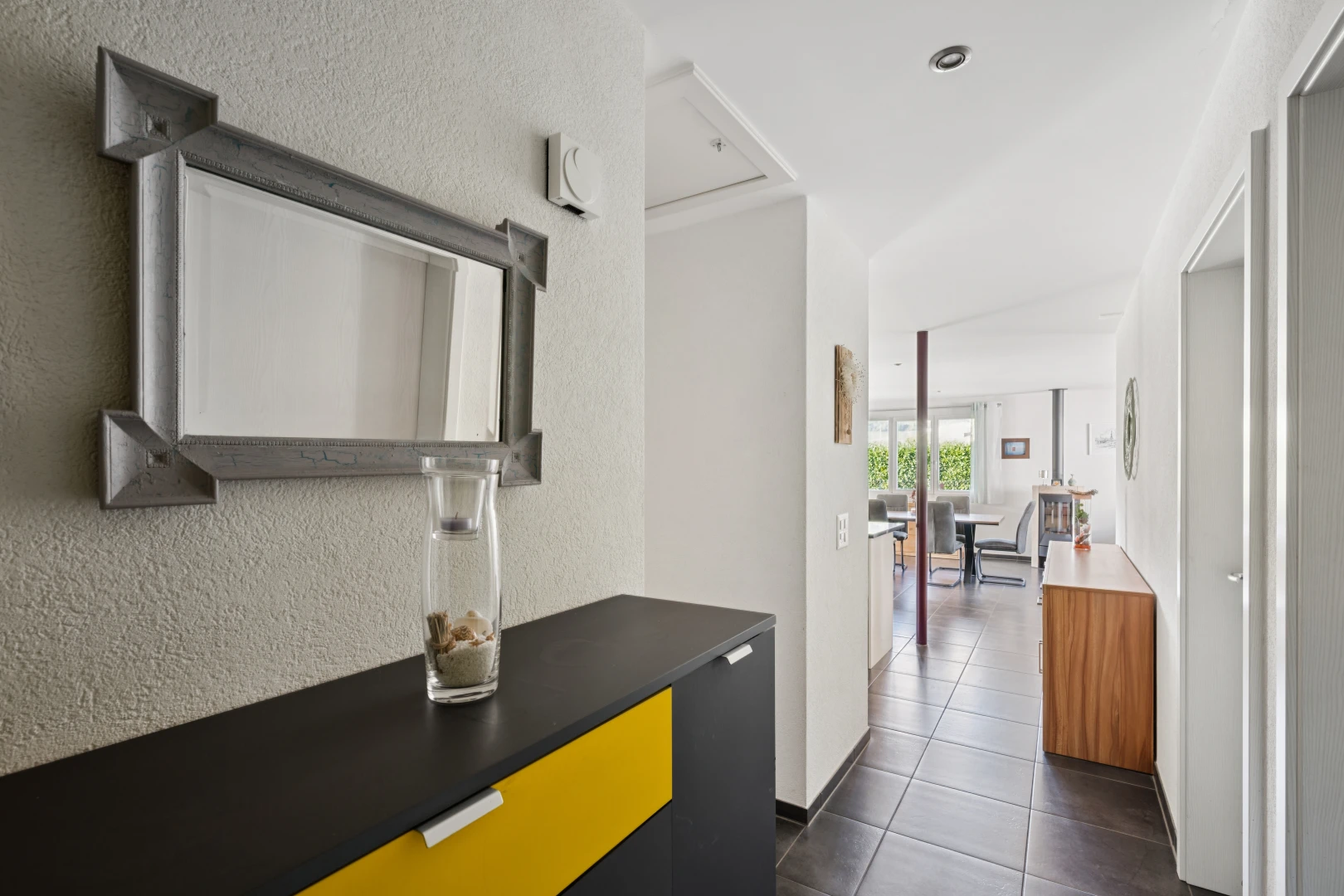 halle / korridor mit dark floor, inside property, textured wall, und strukturierte wand