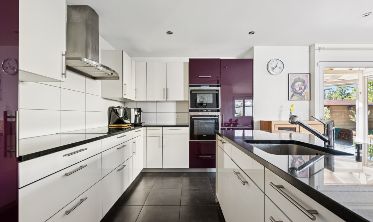 küche mit dark floor, dunstabzugshaube, dark countertops, waschbecken, und weiße schränke
