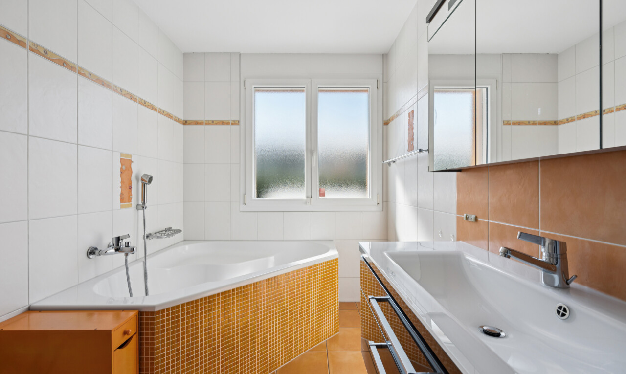 bad mit spiegel, waschbecken, tile wall, fliesenwand, und komplettes badezimmer