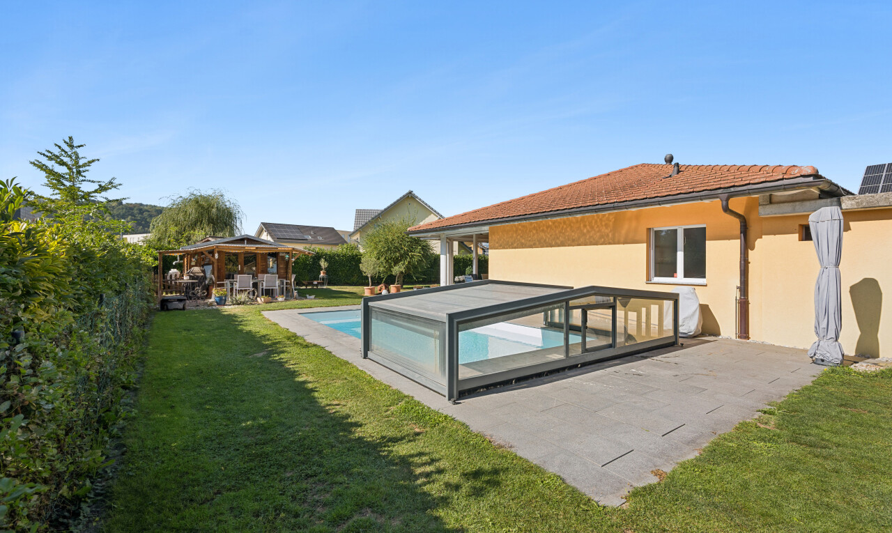 schwimmbad mit schwimmbad, rasen, property visible, terrasse, und from property
