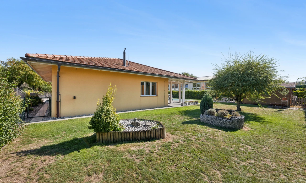 façade avec property visible, pelouse, from property, bardage en stuc, et day time