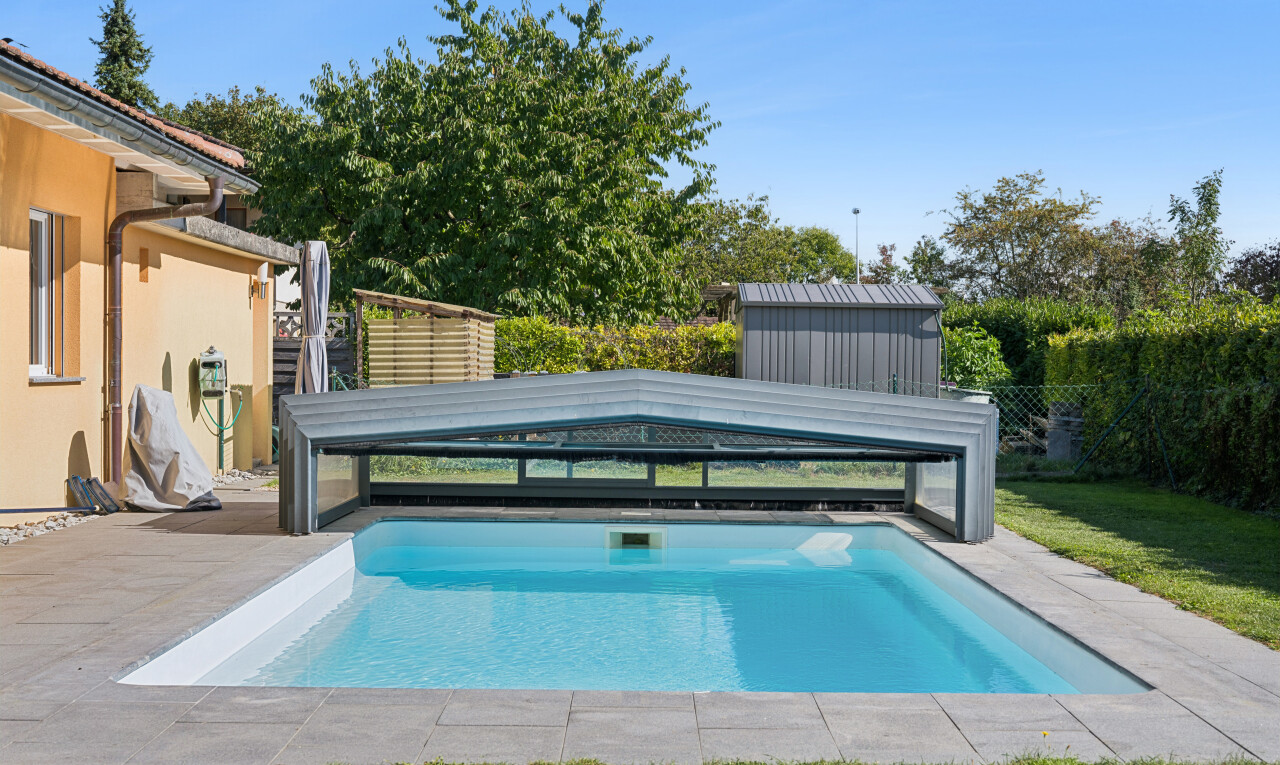 schwimmbad mit schwimmbad, from property, zaun, day time, und außenansicht
