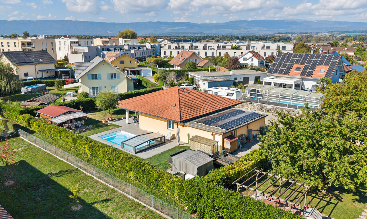 außenansicht mit terrasse, residential view, wohngebietblick, neighborhood view, und day time