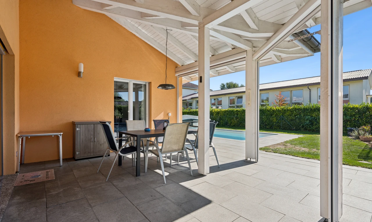 terrasse avec coin repas extérieur, day time, terrasse, from property, et piscine