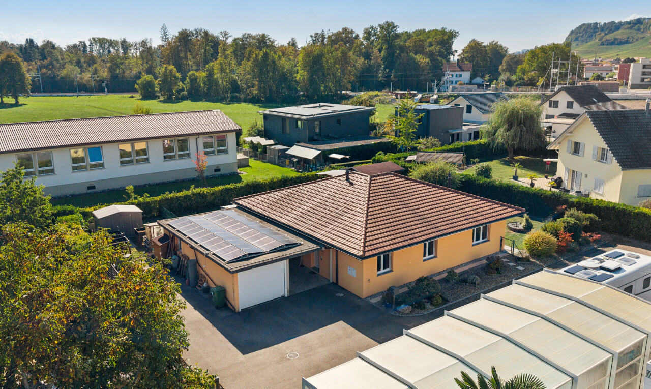 außenansicht mit außenansicht, drone view, auffahrt, garage angeschlossen, und day time