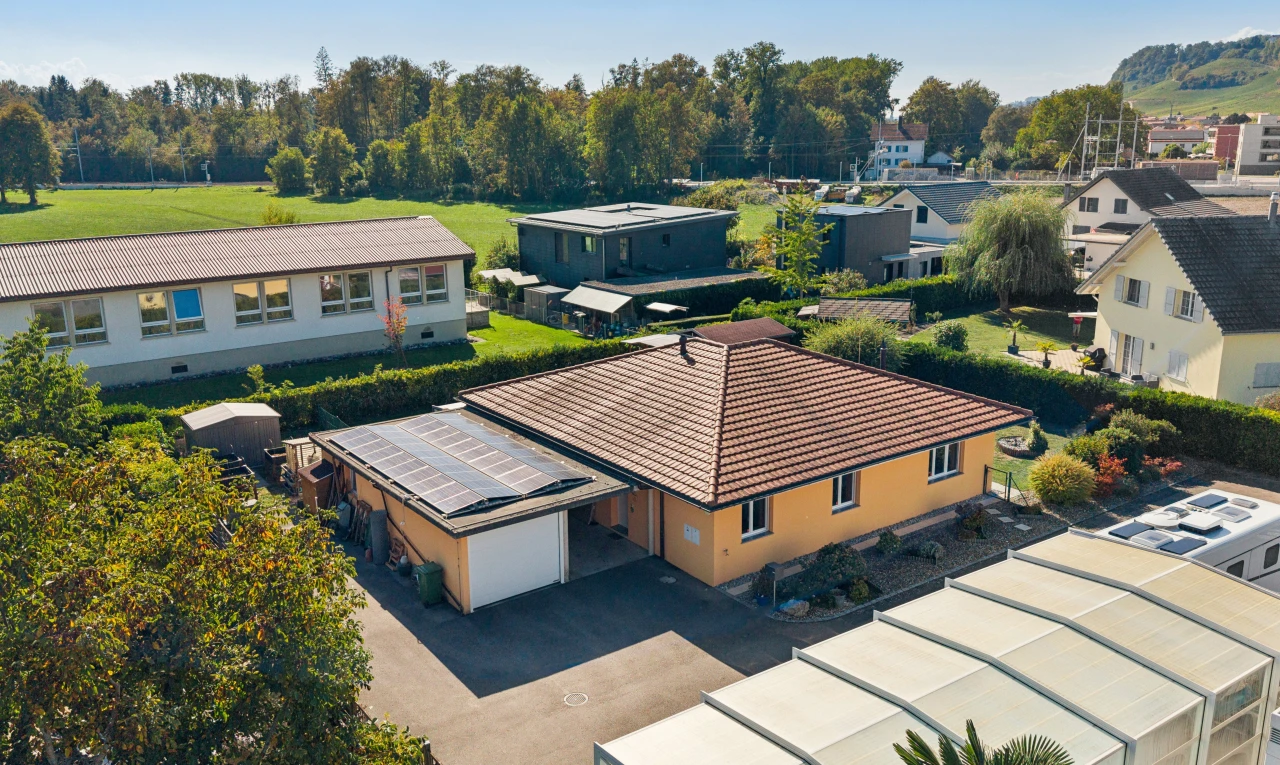 façade avec structure extérieure, drone view, allée, garage attaché, et day time