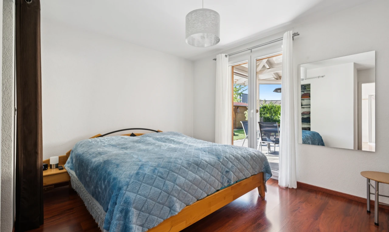 chambre avec accès à l'extérieur, éclairage suspendu, dark floor, plinthes murales, et baseboards wall