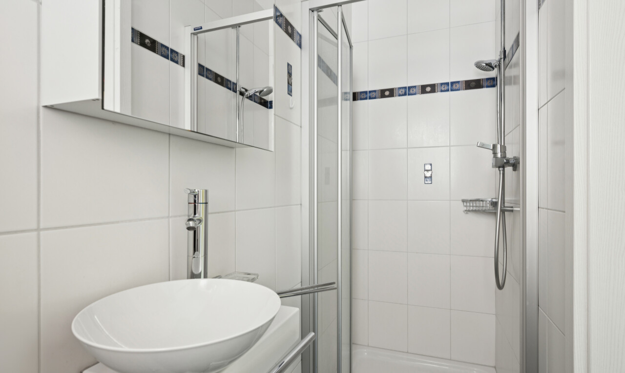 bad mit dusche, waschbecken, spiegel, komplettes badezimmer, und inside property