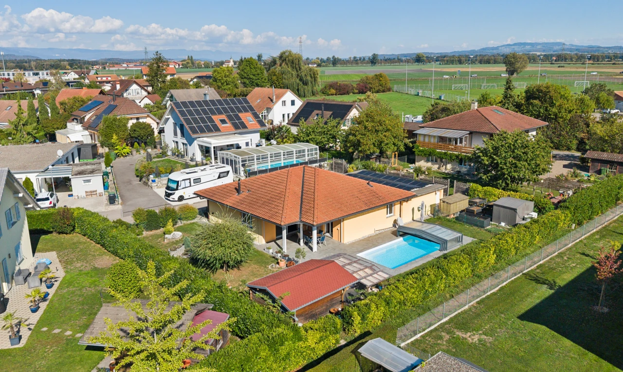 façade avec terrasse, neighborhood view, residential view, vue résidentielle, et day time