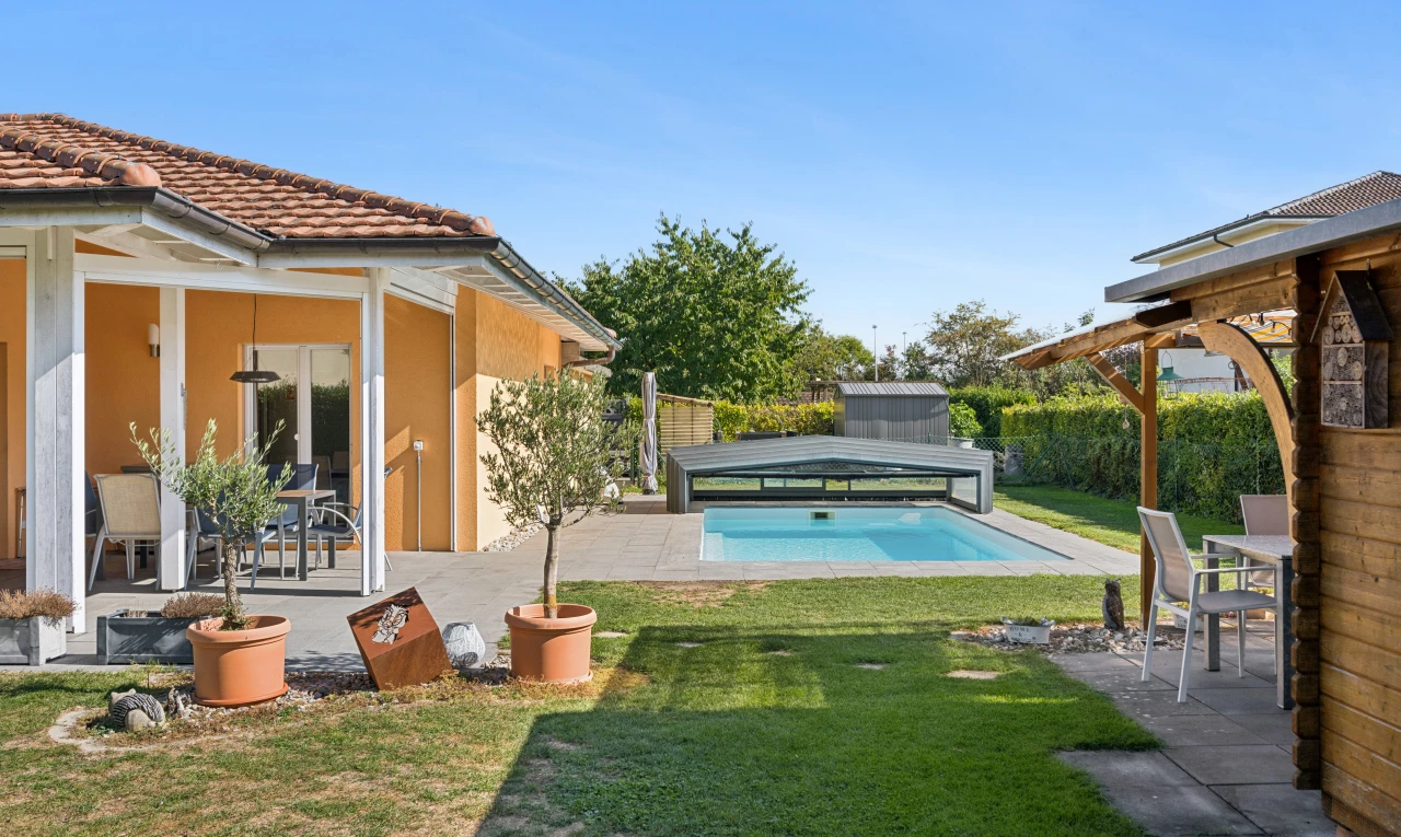 piscine avec piscine, coin repas extérieur, terrasse, pelouse, et from property