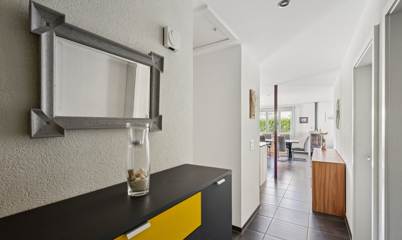 halle / korridor mit dark floor, inside property, textured wall, und strukturierte wand