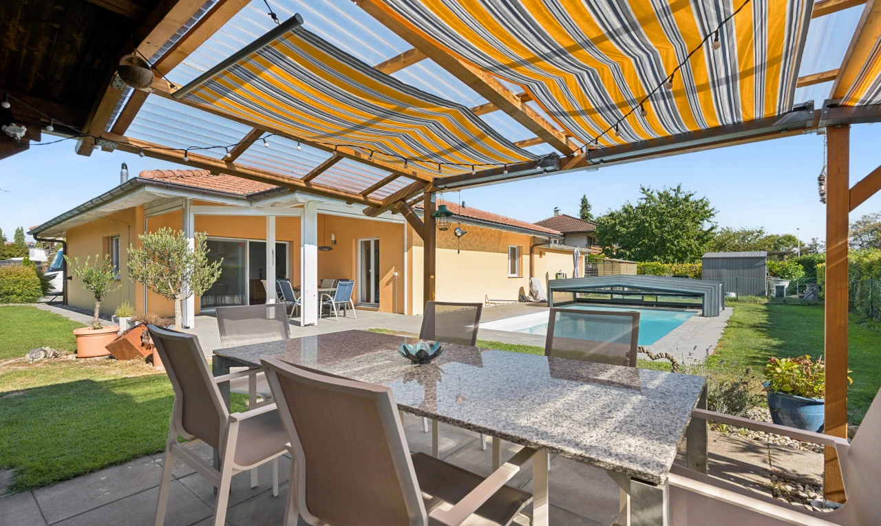 terrasse avec pelouse, terrasse, piscine, from property, et day time