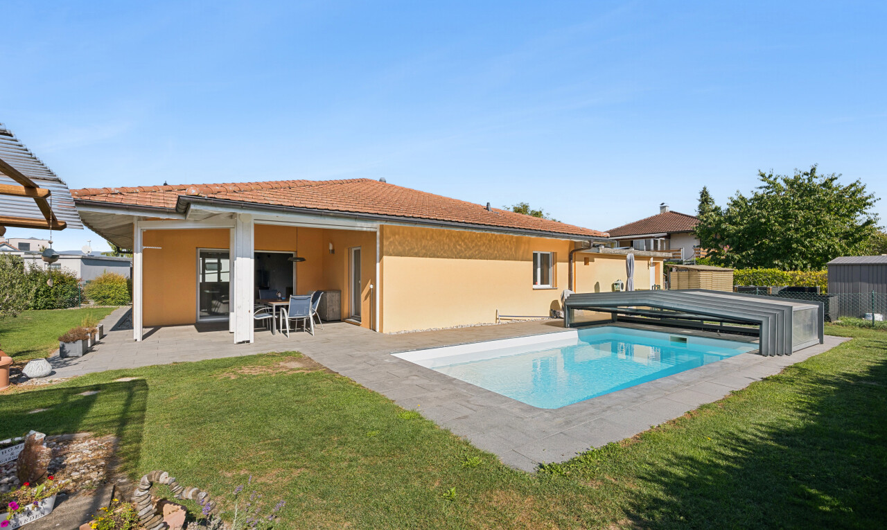schwimmbad mit terrasse, schwimmbad, property visible, from property, und rasen
