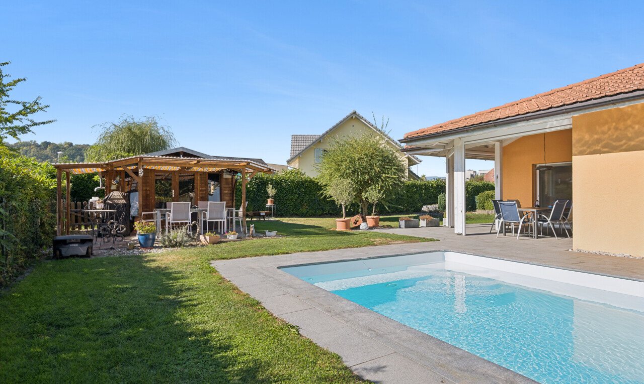 schwimmbad mit terrasse, essbereich im freien, rasen, schwimmbad, und from property