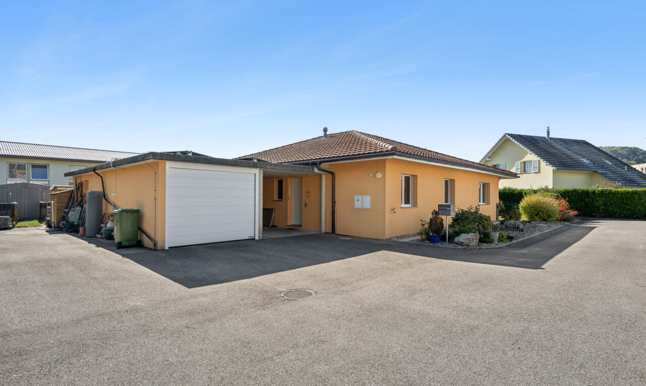 außenansicht mit garage angeschlossen, day time, stuckverkleidung, auffahrt, und ziegeldach