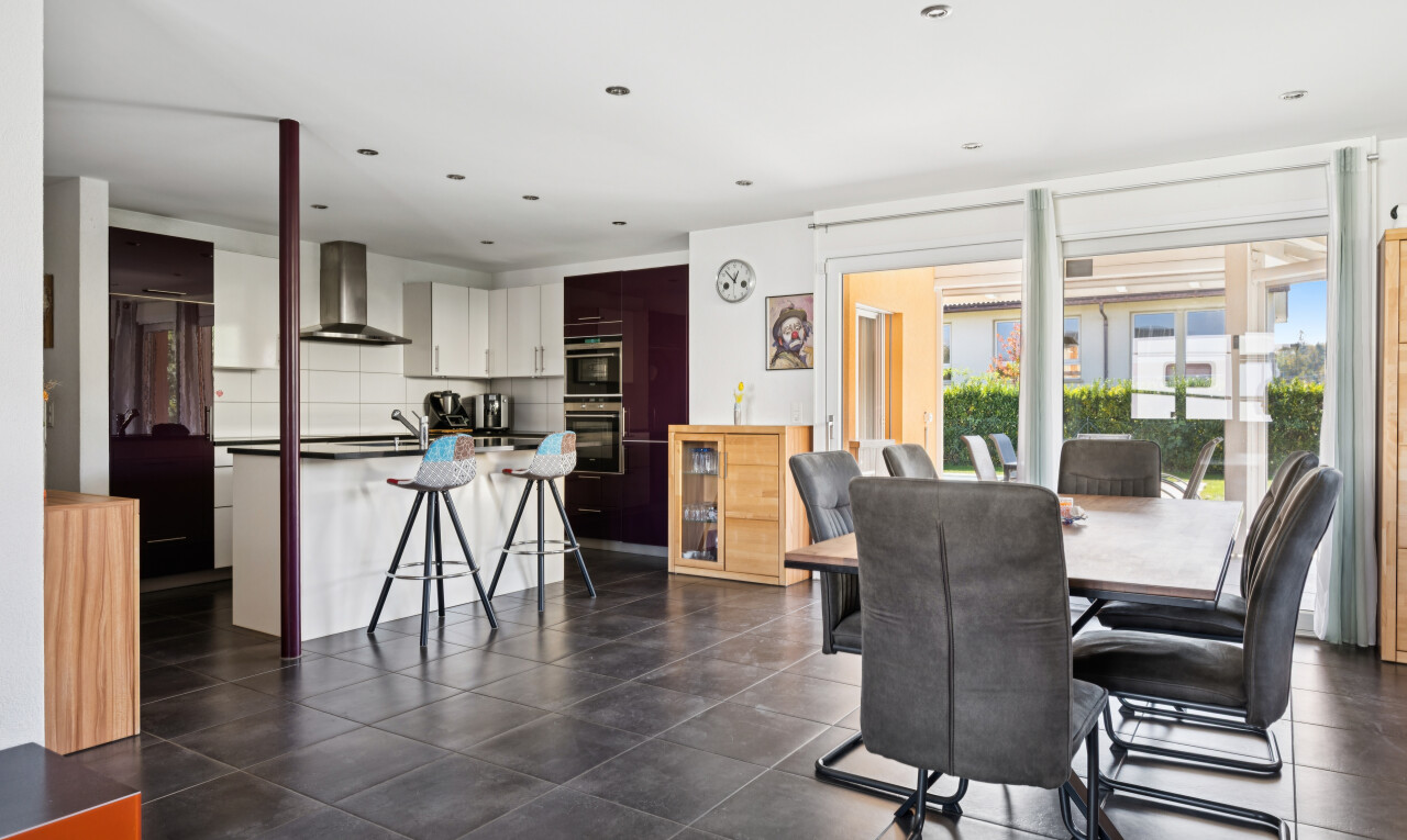 esszimmer mit einbauleuchten, dark floor, inside property, und außenzugang