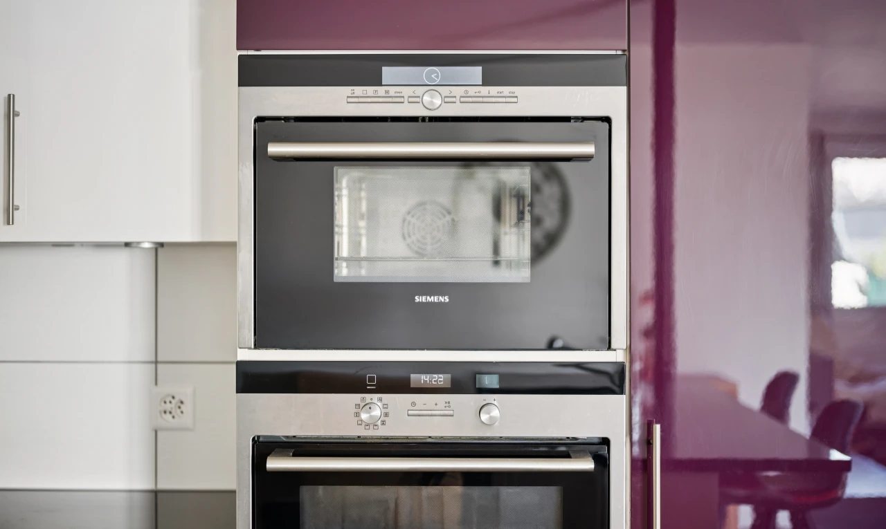 cuisine avec four double, white cabinets, armoires blanches, et inside property