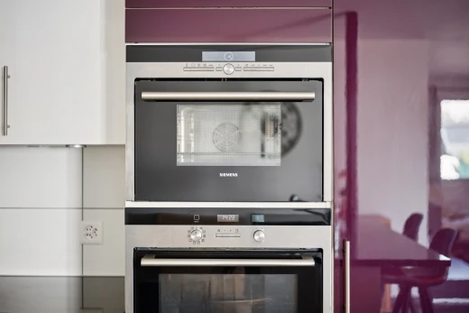 küche mit doppel backofen, white cabinets, weiße schränke, und inside property