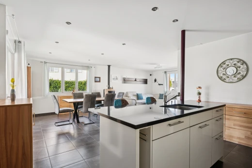 küche mit dark floor, kitchen island sink, drywall, gipskartonwand, und waschbecken