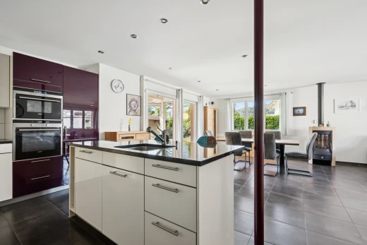 küche mit two tone kitchen, dark floor, dark countertops, waschbecken, und white cabinets