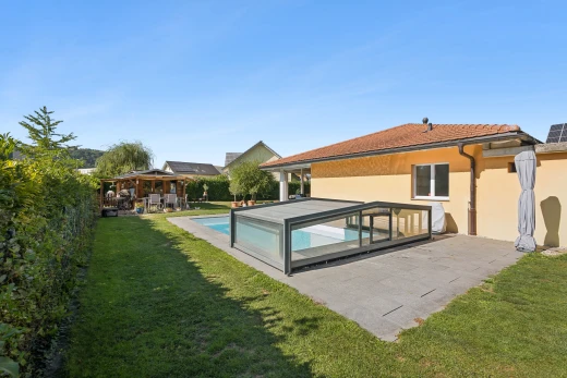 schwimmbad mit schwimmbad, rasen, property visible, terrasse, und from property