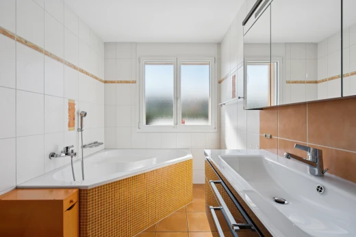 bad mit spiegel, waschbecken, tile wall, fliesenwand, und komplettes badezimmer