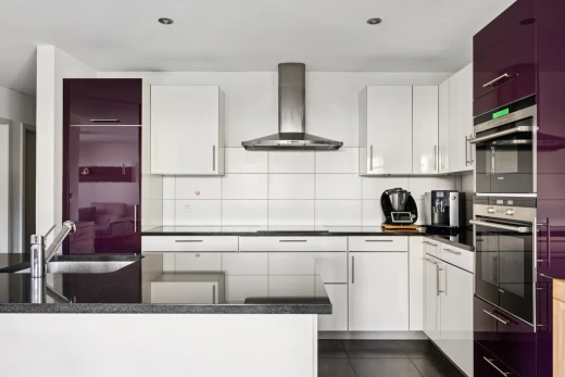 küche mit dunstabzugshaube, dark countertops, weiße schränke, white cabinets, und dark floor